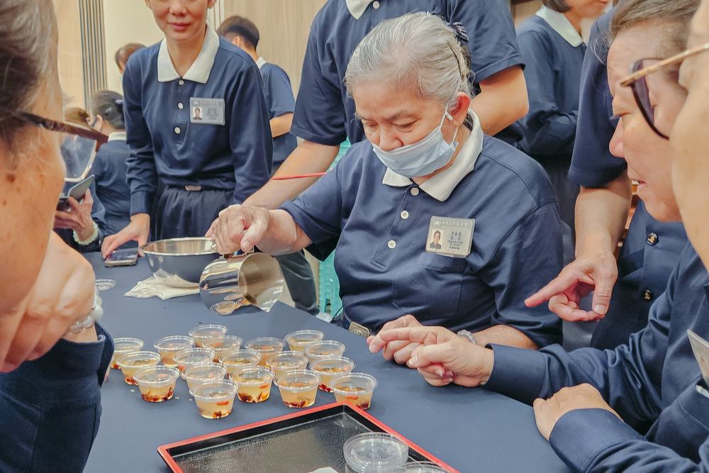 大家体验制作果冻的乐趣。