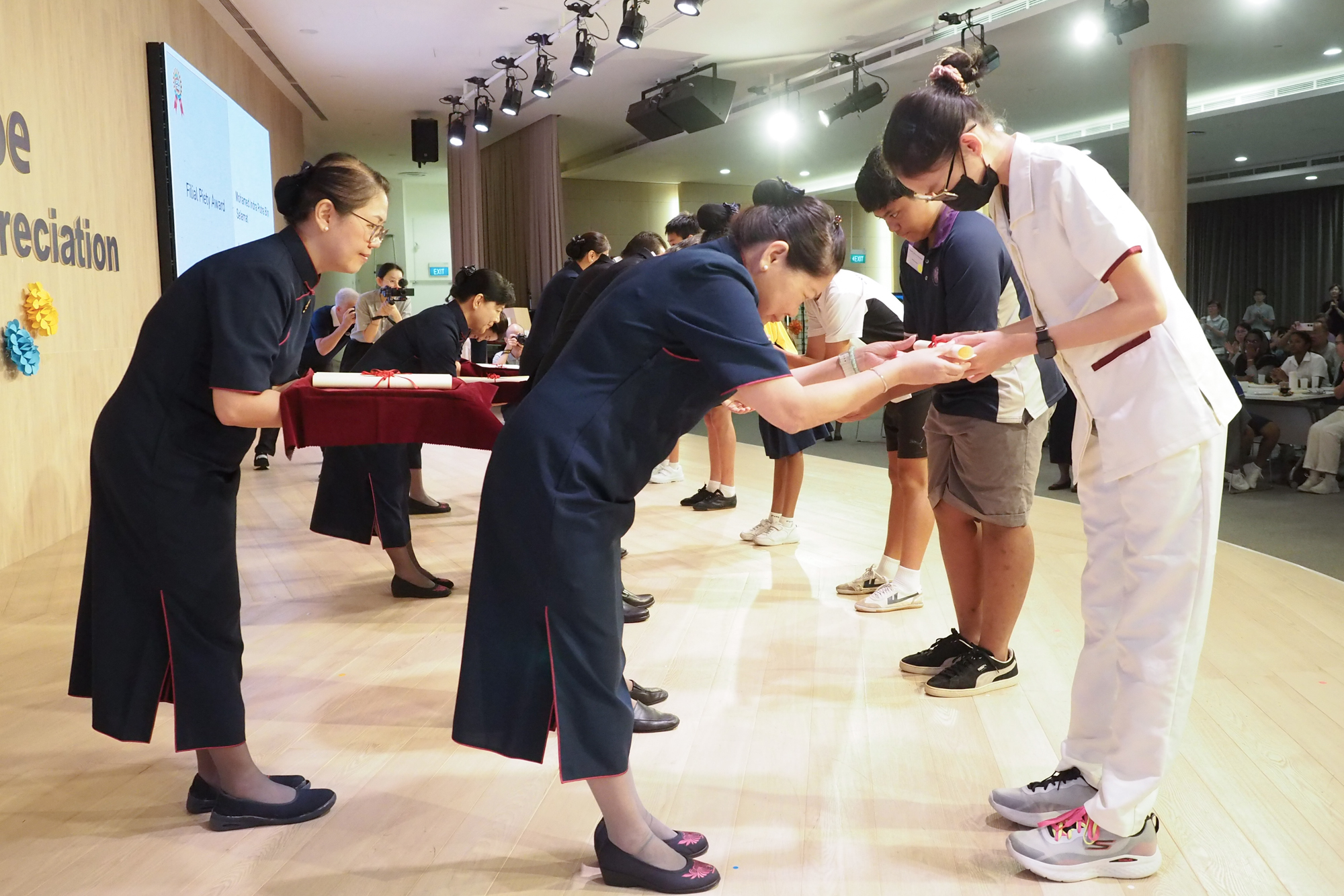 Award recipients take turns going onstage and exchange words of gratitude with the award presenters, creating a heart-warming scene. (Photo by Teo Moh Sang)