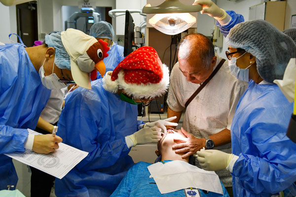 A Christmas-Themed Free Dental Clinic