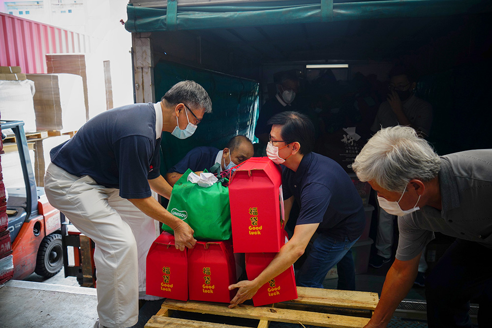 志工把打包好的年货，送到六个不同的定点继续发送。（摄/ 曾美珍）